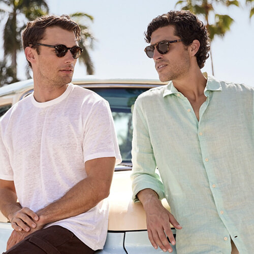 Футболка, шорты и сандалии