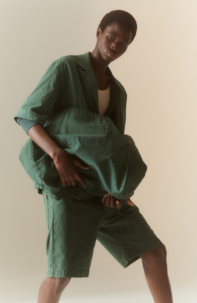 Футболка, шорты и сандалии. Фото 6.