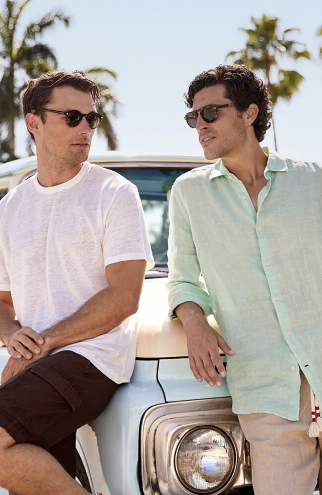 Футболка, шорты и сандалии. Фото 1.