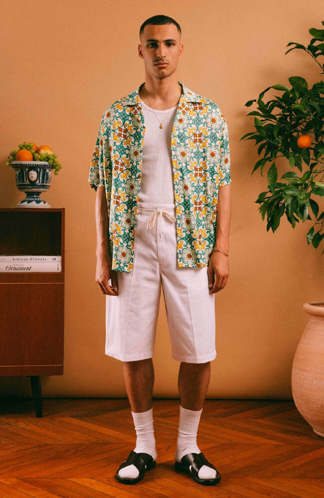 Футболка, шорты и сандалии. Фото 2.